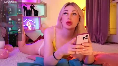 Snapshot of inchcaser chatting on April 28, 8:36 pm Dina Help me reach 100 likes online show from April 28, 8:36 pm