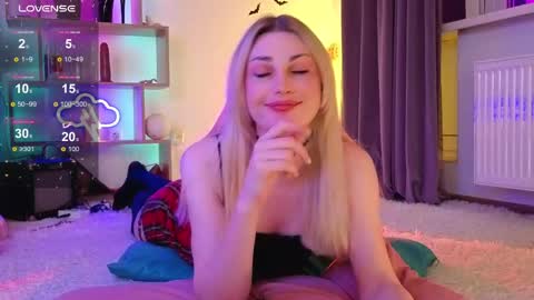 Snapshot of inchcaser chatting on May 1, 8:35 pm Dina Help me reach 100 likes online show from May 1, 8:35 pm