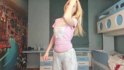 Snapshot of incredible__shell_ chatting on April 14, 8:37 pm Masha online show from April 14, 8:37 pm