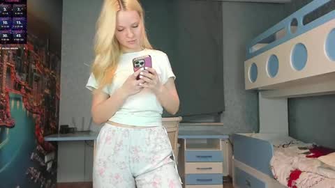 Snapshot of incredible__shell_ chatting on May 5, 7:55 pm Masha online show from May 5, 7:55 pm