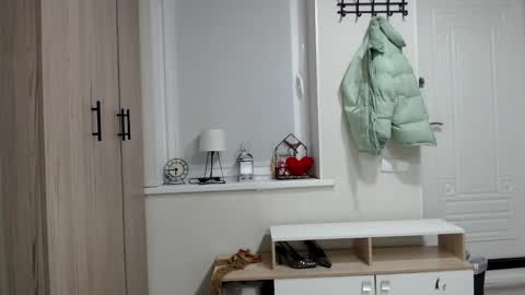 Snapshot of increible_della chatting on February 24, 7:01 pm Della online show from February 24, 7:01 pm