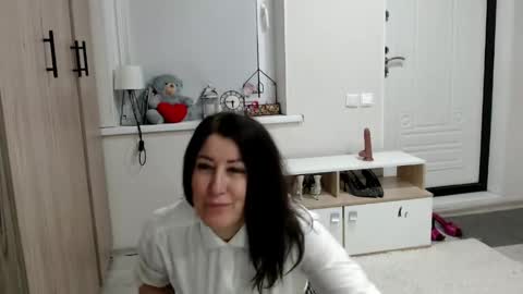 Snapshot of increible_della chatting on April 19, 7:49 pm Della online show from April 19, 7:49 pm