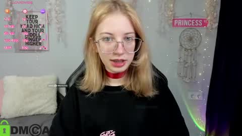 Mia online show from April 4, 12:24 pm