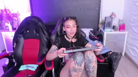 Snapshot of inkedsinners_ chatting on June 19, 2:05 am inkedsinners_ online show from June 19, 2:05 am