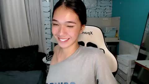 Snapshot of innocent_reign69 chatting on June 22, 1:29 am Reign online show from June 22, 1:29 am