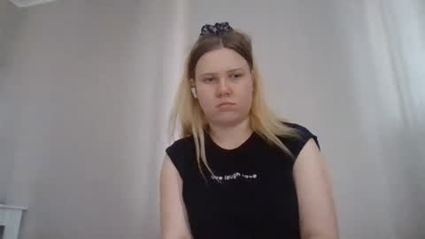 Snapshot of iolahollingshead chatting on June 21, 9:34 am Lola online show from June 21, 9:34 am