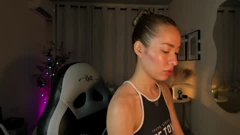 Snapshot of isa_____ chatting on December 17, 10:11 pm isa_____ online show from December 17, 10:11 pm