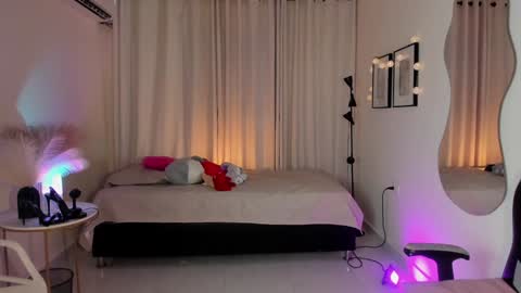 Snapshot of isa_____ chatting on January 18, 10:17 pm isa_____ online show from January 18, 10:17 pm