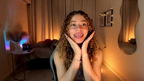 Snapshot of isa_____ chatting on February 4, 12:19 am isa_____ online show from February 4, 12:19 am