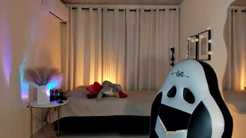 Snapshot of isa_____ chatting on February 5, 12:53 am isa_____ online show from February 5, 12:53 am