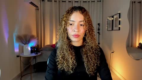 Snapshot of isa_____ chatting on February 8, 1:43 am isa_____ online show from February 8, 1:43 am