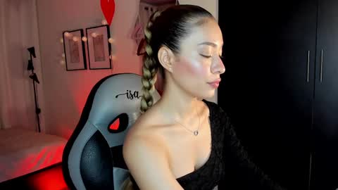 Snapshot of isa_____ chatting on February 15, 12:48 am isa_____ online show from February 15, 12:48 am