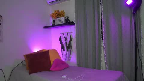 Snapshot of isa_____ chatting on September 25, 2:15 am isa_____ online show from September 25, 2:15 am