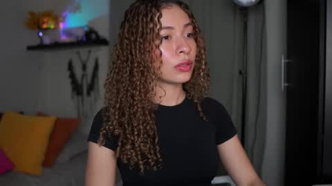 Snapshot of isa_____ chatting on October 29, 3:20 am isa_____ online show from October 29, 3:20 am