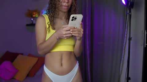 Snapshot of isa_____ chatting on October 31, 8:10 pm isa_____ online show from October 31, 8:10 pm