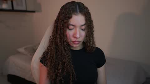 Snapshot of isa_____ chatting on February 10, 1:53 am isa_____ online show from February 10, 1:53 am