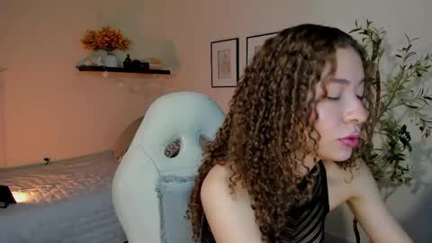 Snapshot of isa_____ chatting on April 29, 10:49 pm isa_____ online show from April 29, 10:49 pm