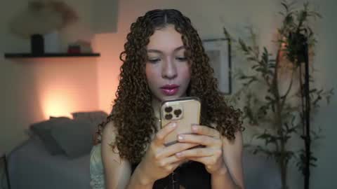 Snapshot of isa_____ chatting on July 5, 12:01 pm isa_____ online show from July 5, 12:01 pm