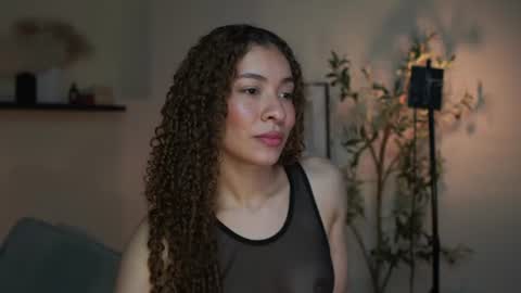 Snapshot of isa_____ chatting on July 10, 2:05 am isa_____ online show from July 10, 2:05 am