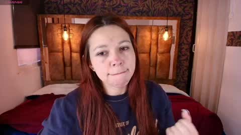 Snapshot of isa_thompson__ chatting on April 18, 11:25 am I S A online show from April 18, 11:25 am