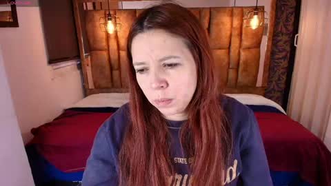 Snapshot of isa_thompson__ chatting on April 19, 11:31 am I S A online show from April 19, 11:31 am