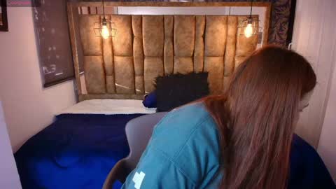 Snapshot of isa_thompson__ chatting on April 22, 11:56 am I S A online show from April 22, 11:56 am