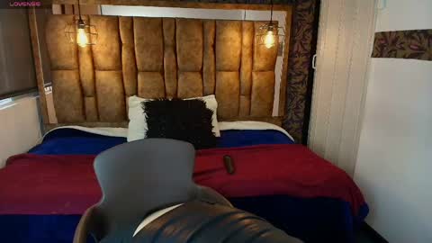 Snapshot of isa_thompson__ chatting on May 11, 11:49 am I S A online show from May 11, 11:49 am