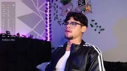 Snapshot of isaac_saenz chatting on December 2, 10:45 pm Isaac Saenz. online show from December 2, 10:45 pm