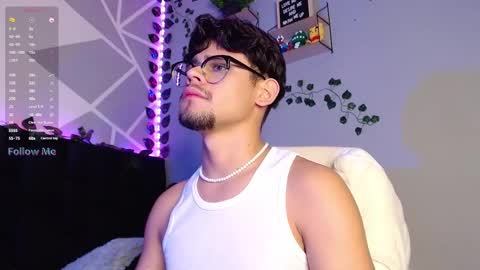 Snapshot of isaac_saenz chatting on December 3, 1:52 am Isaac Saenz. online show from December 3, 1:52 am