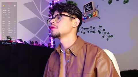 Snapshot of isaac_saenz chatting on December 3, 10:18 pm Isaac Saenz. online show from December 3, 10:18 pm