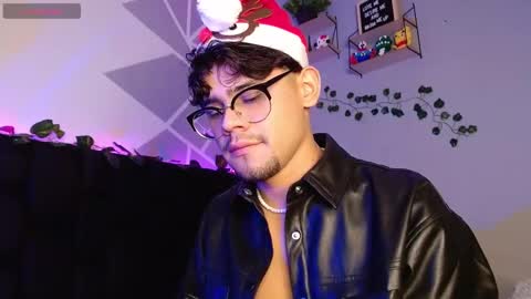 Snapshot of isaac_saenz chatting on December 7, 11:12 pm Isaac Saenz. online show from December 7, 11:12 pm