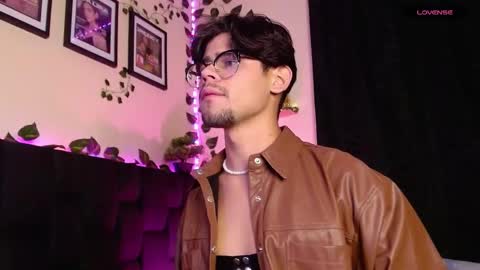 Snapshot of isaac_saenz chatting on February 14, 10:14 pm Isaac Saenz. online show from February 14, 10:14 pm