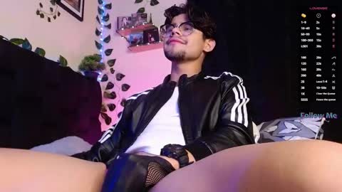 Snapshot of isaac_saenz chatting on February 18, 10:25 pm Isaac Saenz. online show from February 18, 10:25 pm