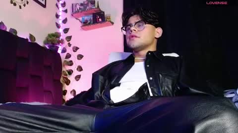 Snapshot of isaac_saenz chatting on February 24, 11:52 pm Isaac Saenz. online show from February 24, 11:52 pm