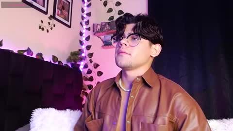 Snapshot of isaac_saenz chatting on March 12, 11:01 pm Isaac Saenz. online show from March 12, 11:01 pm