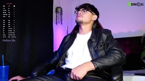 Snapshot of isaac_saenz chatting on October 4, 11:03 pm Isaac Saenz. online show from October 4, 11:03 pm