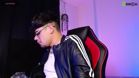 Snapshot of isaac_saenz chatting on November 6, 12:55 am Isaac Saenz. online show from November 6, 12:55 am