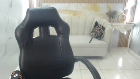 isabeau_s online show from June 13, 1:20 pm