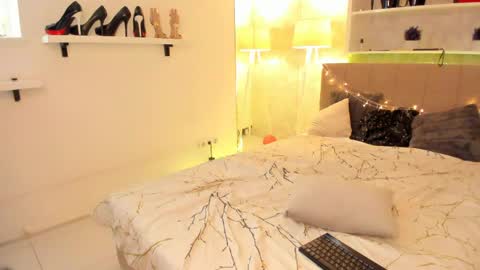 Snapshot of isabelkiss chatting on June 7, 7:23 am IsabelKiss online show from June 7, 7:23 am