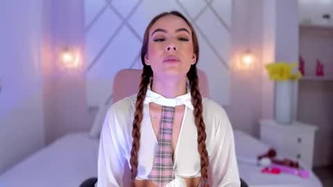 Isa  online show from December 4, 4:05 pm