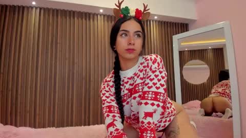 Snapshot of isabella_cooper9 chatting on December 31, 12:15 pm Isabella Cooper online show from December 31, 12:15 pm