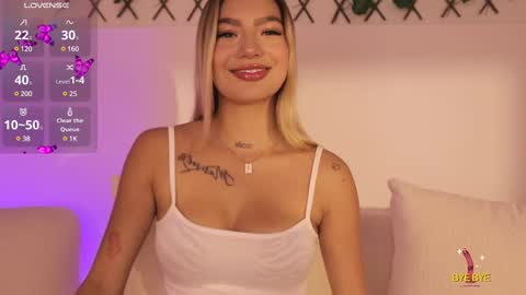 Snapshot of isabella_cox__ chatting on January 22, 11:45 am Isabella online show from January 22, 11:45 am