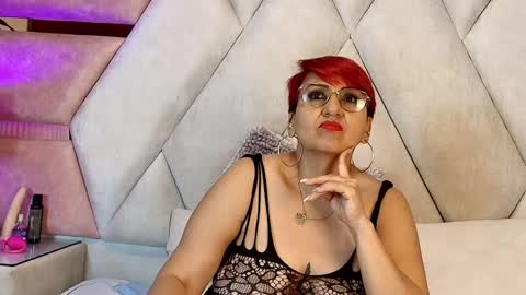 isabella_luxet online show from May 30, 8:06 pm