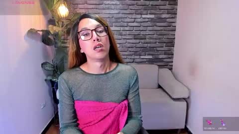 Snapshot of isabella_star_ chatting on May 2, 10:53 am Camila online show from May 2, 10:53 am
