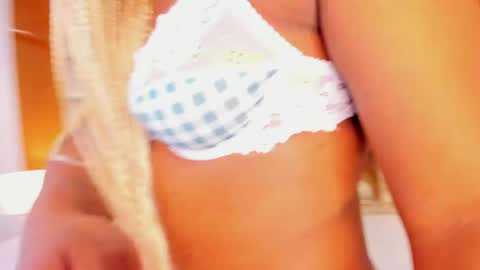 isabellaalux_ online show from April 29, 8:48 pm