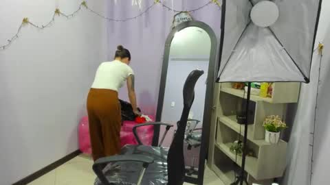 isebella online show from April 16, 1:01 pm