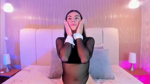 Snapshot of isabellasweet__ chatting on February 15, 12:47 pm online show from February 15, 12:47 pm