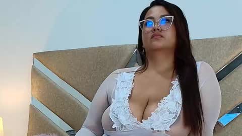 Snapshot of isabellmendez_ chatting on March 5, 10:21 pm IsabellMendez online show from March 5, 10:21 pm