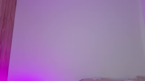 Isabella Hilton online show from February 6, 8:23 pm