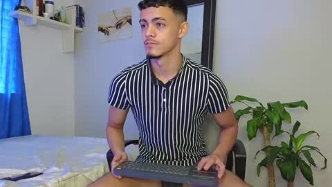 Snapshot of isaiashunt_ chatting on December 3, 3:11 pm isais hunt online show from December 3, 3:11 pm